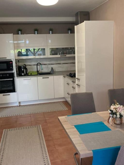 Apartman S Terasou, Bezplatne Parkovanie Apartment Братислава Екстериор снимка